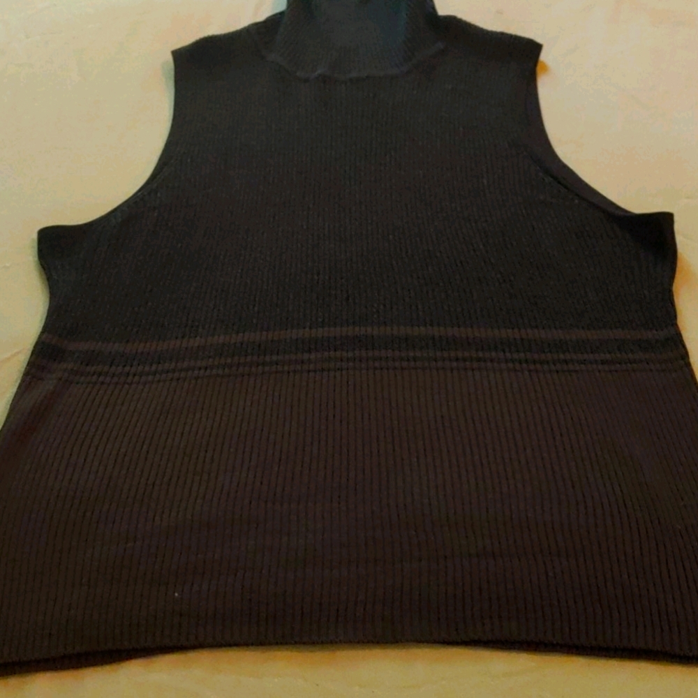 Women sleeveless turtleneck